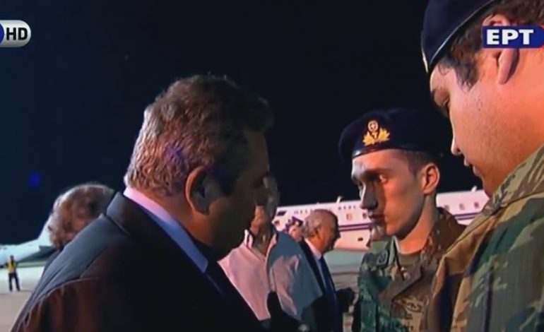 AKUZA PËR SPIUNAZH/ Dy ushtarakët grekë largohen nga Turqia me avionin e kryeministrit