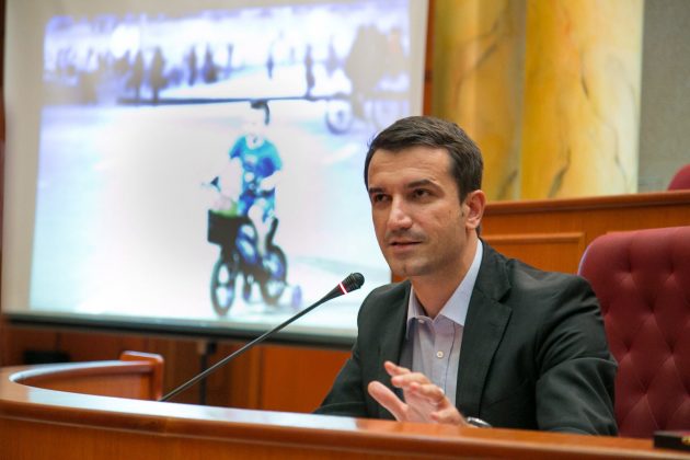 KTHEHET PAS NË KOHË/ Erion Veliaj poston foton me 2 ministret aktuale, tregon shkollën e…(FOTO)