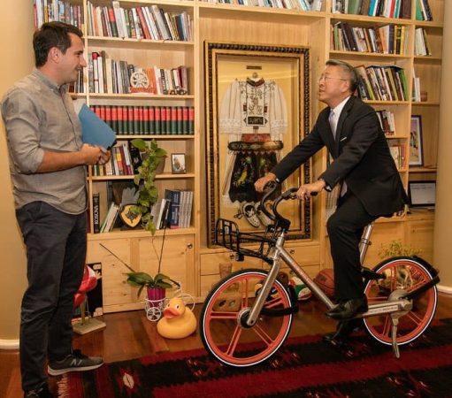 Ambasadori Donald Lu takon Veliajn, por nuk i reziston dot biçikletës Mobike. Ja çfarë bën