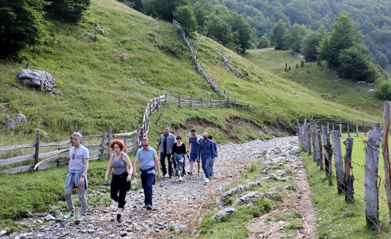 Në Vermosh duke vrapuar/ Ambasadorja Romana Vlahutin “zbulon” destinacionin fantastik (FOTO)