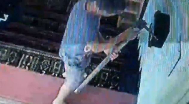 NJË DITË PAS “KURBAN BAJRAMIT”/ VIDEO: I riu shqiptar vjedh XHAMINË. Hoxha tregon pamjet