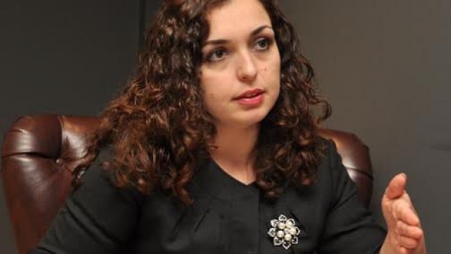 JEMI GATI TË UDHËHEQIM DIALOGUN/ Deputetja Osmani sulmon presidentin: Thaçi deklarata përçarëse
