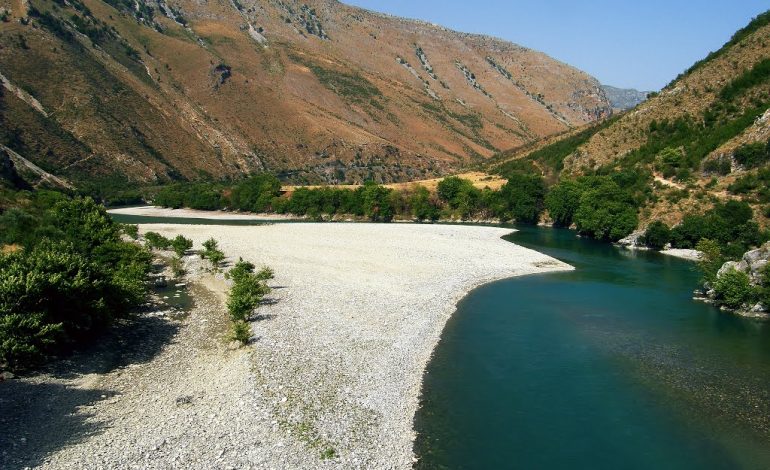 U MBYT NË LUMIN E VJOSËS/ Polumbarët gjejnë trupin e pajetë të 57 vjeçarit