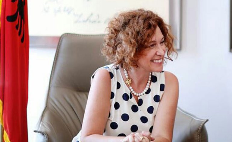 AMBASADORJA E BE/ E premtja, dita e fundit për Vlahutin në rolin e saj: Shqipërisë i takon vendi në BE