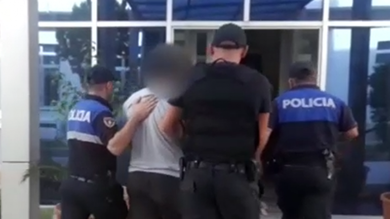 KISHTE KTHYER SHTËPINË NË DEPO ARMËSH/ Kapet 25 vjeçari, iu gjet një ARSENAL i tërë (EMRI)