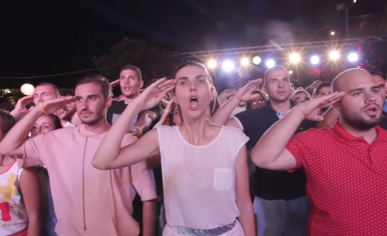 “USHTRIA E LSI”/ Në rresht për NJË, këndojnë njëzëri. Çfarë po ndodh me rininë që betohet… (VIDEO)