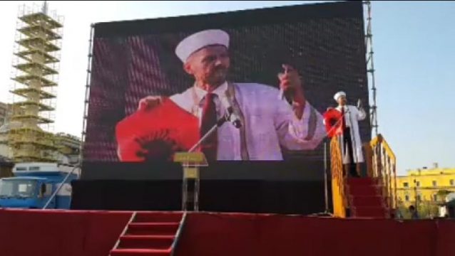 FESTIMET E “KURBAN BAJRAMIT”/ Myftiu i Tiranës reagon pas debateve të vjetshme: Ky flamur nga bashkon