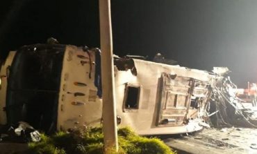 TRAGJEDI NË EKUADOR/ Përmbyset autobusi dhe përplaset me 3 shtëpi, 24 të vdekur
