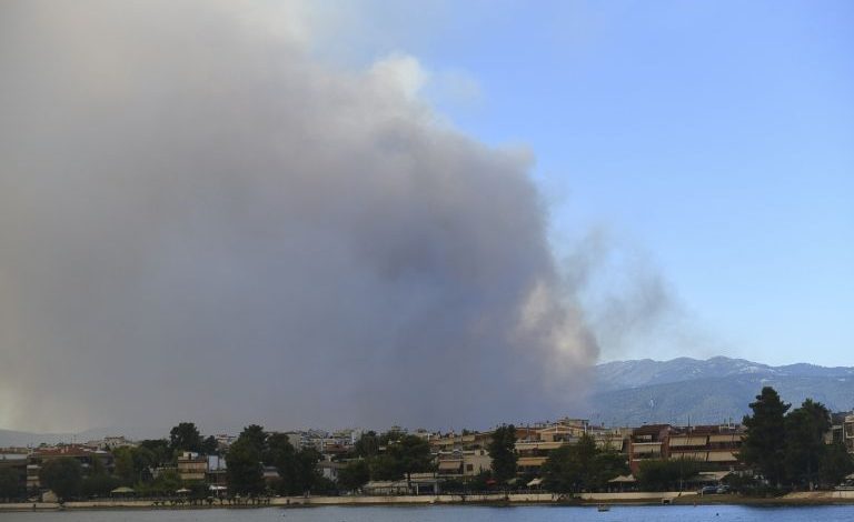 ZJARRI NË ISHULLIN E GREQISË/ Banorët në panik. Erërat e forta po rëndojnë situatën (FOTOT)