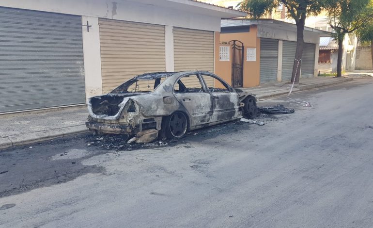 DJEGIA E MAKINËS NË VLORË/ Dyshimet për zjarrëvënie të qëllimshme. Zbulohet pronari i mjetit