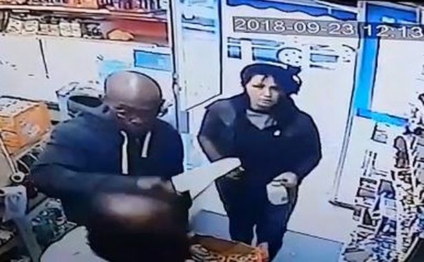 SULM NË BIRMINGAM/ Goditet me thikë këshilltari nga dy agresorë në dyqanin e tij (VIDEO)
