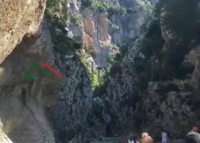 KANIONI I HOLTËS/ Një nga PERLAT e Shqipërisë. Ngjyra e kaltër dhe shpellat… (FOTOT)
