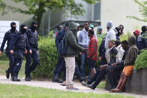 KRIZA E EMIGRANTËVE/ Ekstremistët gjermanë “kryqëzojnë” refugjatët: Po na vrasin!