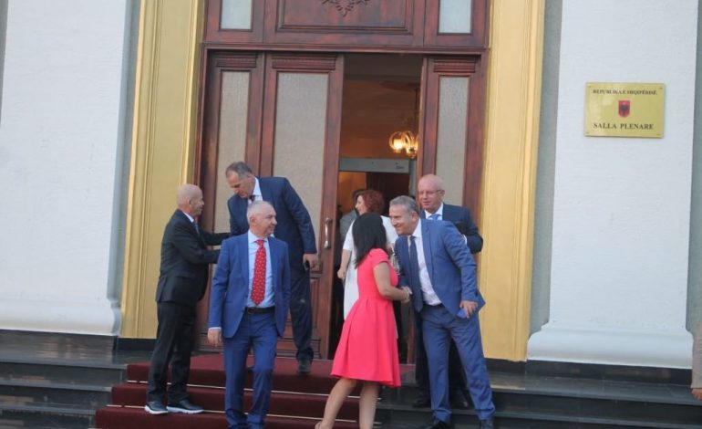 SEANCA E PARË PARLAMENTARE/ “Erdhëm, u pamë, ikëm…”