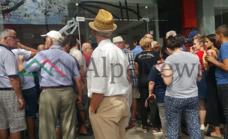 NDËRPRERJA E TRANSMETIMEVE/ Qytetarët rradhë të gjata në dyqane për të blerë dekoderin (FOTO)