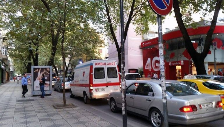 NDODH NË TIRANË/ Ambulanca futet me të KUQE. Përplas këmbësorin dhe… (VIDEO)