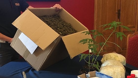 300 BIMË DHE 58 KILOGRAMË DROGË/ Si e pësoi shqiptari me italianin nga policia kur po…