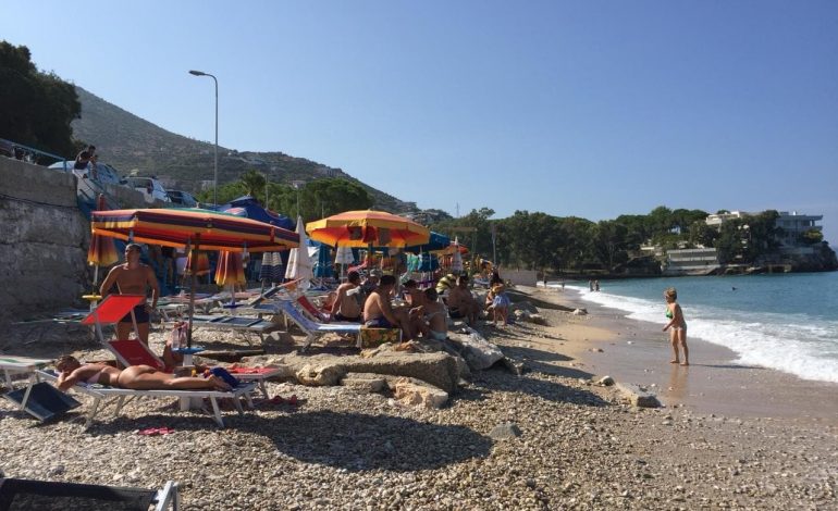 BREGDETI I VLORËS/ Shtatori nuk i “pengon” vizitorët të vazhdojnë pushimet… (FOTOT)