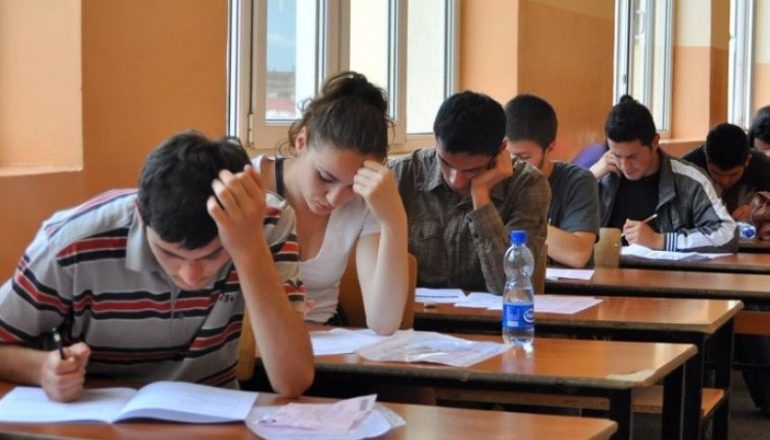 FALSIFIKUAN DOKUMENTET/ 16 mësues në Lushnje pezullohen nga detyra