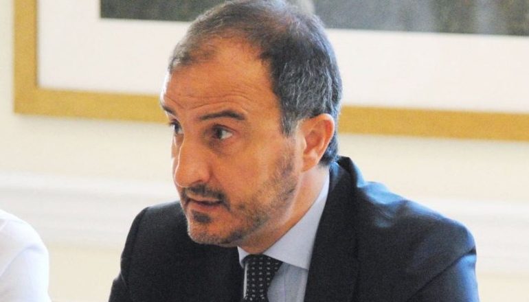FILLION PUNA NË PARLAMENTIN EUROPIAN/ Njihuni me zëvëndësuesin e ambasadores Vlahutin