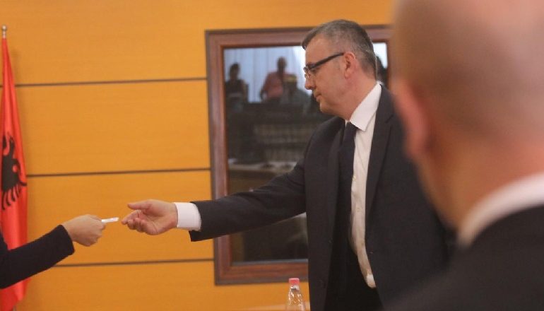 E SHKARKOI VETTINGU/ KPK: Prokurori Adriatik Cama i korruptuar, s’justifikon pasurinë