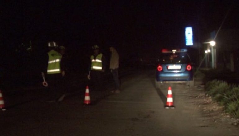 AKSIDENT NË DEVOLL/ Makina përplaset me murin dhe PËRMBYSET, tre të plagosur RËNDË
