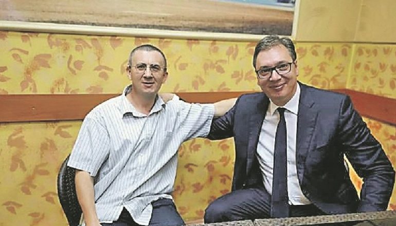 VUÇIÇ TAKON SHOKUN TË USHTRISË NË KOSOVË/ Demiri ndan kujtimet e rinisë me presidentin serb