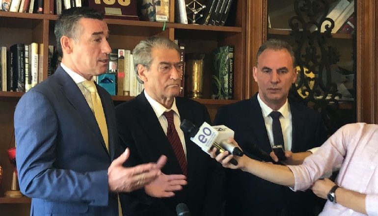 ÇËSHTJA E KUFIJVE/ Berisha takon Veselin dhe Limajn: Të jemi të bashkuar