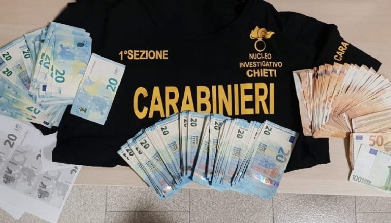 ME MIJËRA EURO TË FALSIFIKUARA/ Kapet 42 vjeçari nga ELBASANI. Mbante DROGË…