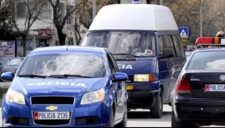“ME DROGË NË MAKINË”/ Kundërshtuan policinë, kapen tre të rinjtë në Vlorë (EMRAT)