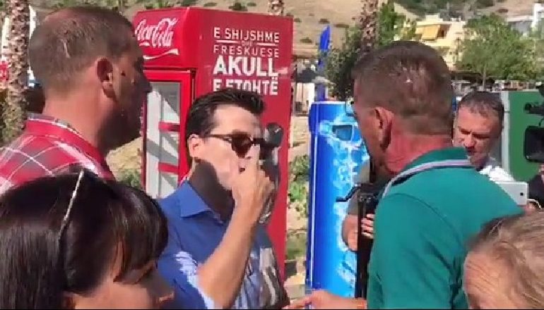 AKSIONI NË BANESAT NË JALË/ Deputeti konfliktohet me inspektorin: Jeni familje hajdutësh (VIDEO)