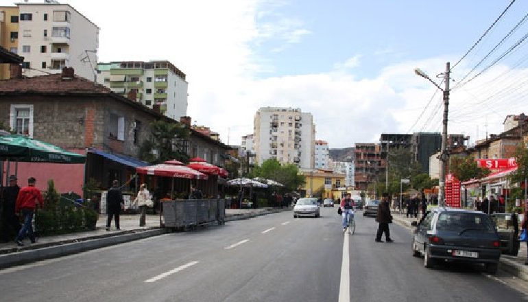 “DHUNOHET KEQ NGA DISA PERSONA”/ Biznesmenit në kryeqytet i “zënë pritë” afër shtëpisë