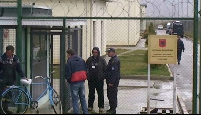 LUFTA KUNDËR KORRUPSIONI/ Pezullohet nga detyra shefi i policisë së Burgjeve në Korçë (Emri)