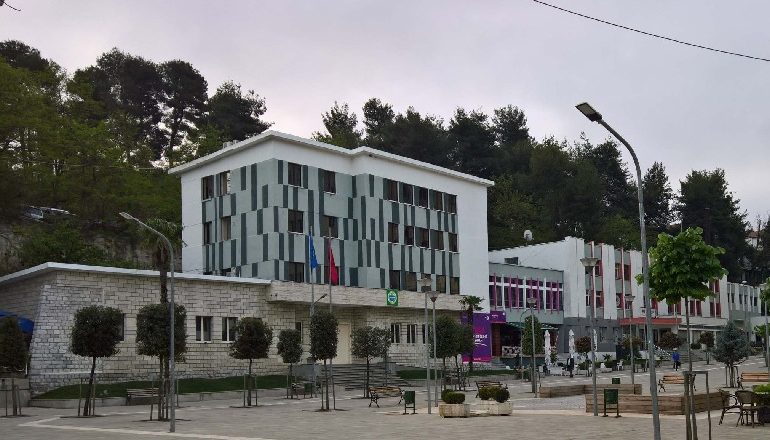 E FUNDIT/ I vuri flakën derës së Bashkisë së Librazhdit. Si e pësoi 45 vjeçari kur…(EMRI)