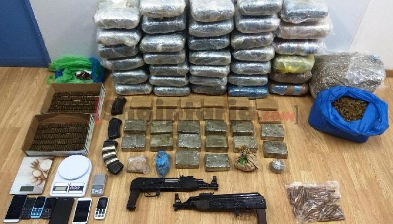 AKSIONI NGA POLICIA GREKE/ Kapet çifti shqiptar, gjatë kontrollit u gjendën drogë, armë dhe…