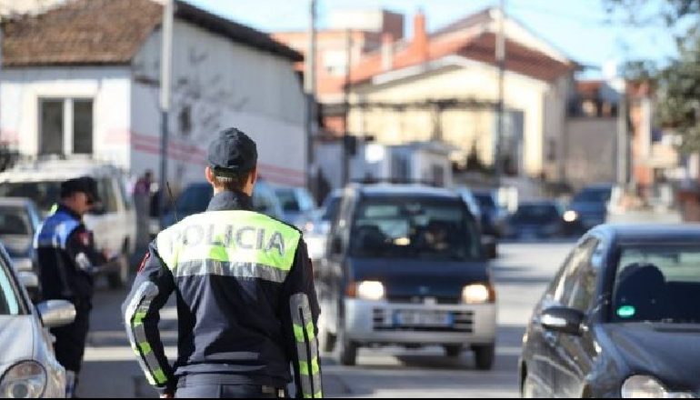 “ME MAKINË PA LEJE DREJTIMI”/ Kontrollet nga policia, kapen dy të rinjtë në Berat (EMRAT)