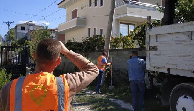 ZONAT PROBLEMATIKE/ “Puna vazhdon”, OSHEE ndërhyn në dy lagje të Kombinatit