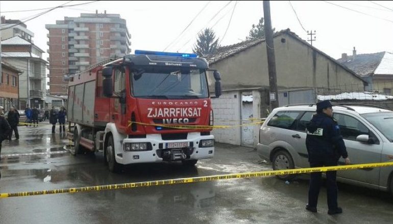 KËRCËNOHET OFICERJA GJYQËSORE/ I vendosin zjarrin në derën e banesës gjatë natës në Elbasan (EMRI)