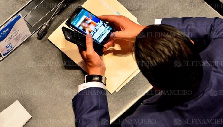 “MA GJEJ, DUA TA…” Senatorit i zbulohen mesazhet erotike në Parlament për studenten (Foto)