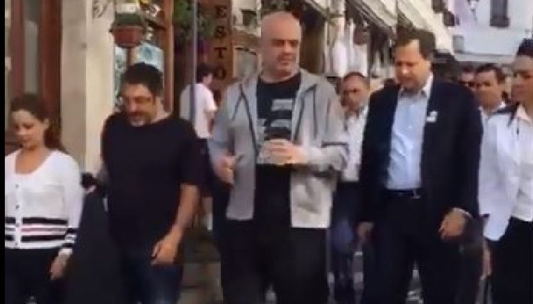 RAMA NË GJIROKASTËR/ E shoqëron kryebashkiakja e LSI kur ecën në kalldrëm