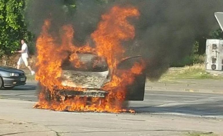 E FUNDIT/ Përfshihet nga flakët gjatë natës automjeti në Vlorë, dyshohet për…(FOTO)