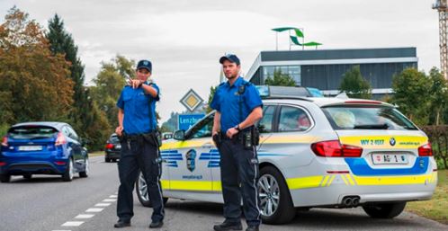 SHERR PËR PARKIMIN/ Babë e bir shqiptarë bëjnë për spital policët zviceranë