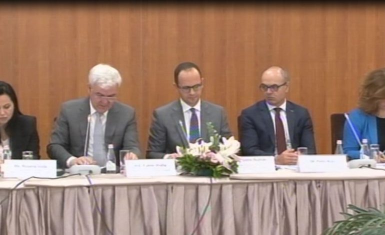 “KA ENDE ARMË NË DUAR”/ Ministri Xhafaj paralajmëron aksionin e ri: Që nga 1997…