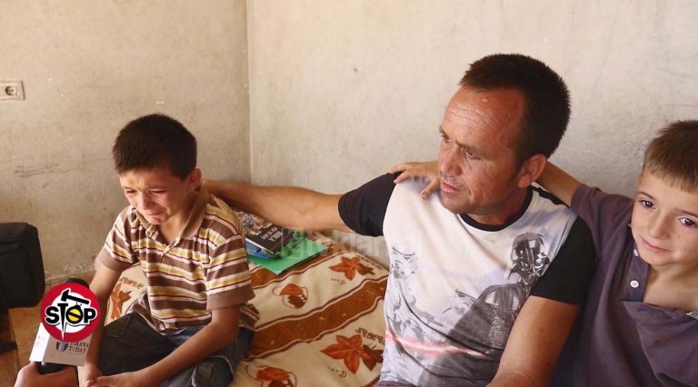 HISTORIA TRONDITËSE/ “Mos më përplasni se jam gjynah”, klithma e fëmijëve që i refuzon mësuesja dhe shokët (VIDEO)