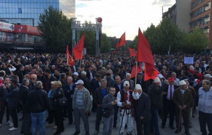 Kurti pritet si “hero”/ Protestuesit mbushin sheshin në Prishtinë