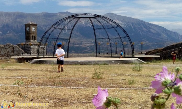 ARTIKULLI/ Dy blogerët italianë: Ju tregojmë pushimet e verës në Shqipëri dhe vendin e shqiponjave