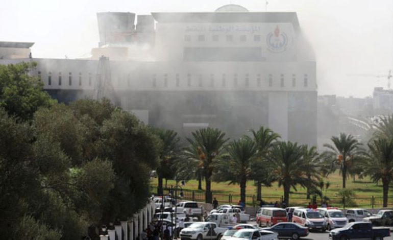 LIBI/ Persona të maskuar sulmojnë me armë selinë e Korporatës së Naftës në Tripoli