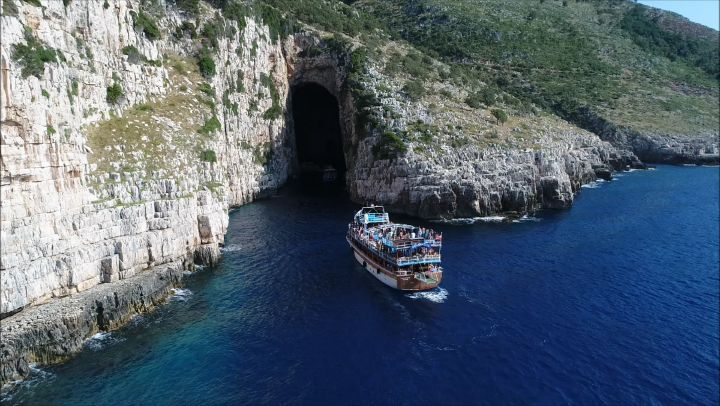 MES DETIT TË JONIT DHE NË “ZEMËR” TË KARABURUNIT/ PAMJET: Shpella e “Haxhi Alisë”, vendi i meditimit dhe argëtimit