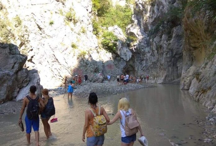 “KANIONET E HOLTËS”/ Zona turistike mbetet e vizituar edhe në këto ditë vjeshte (FOTOT)