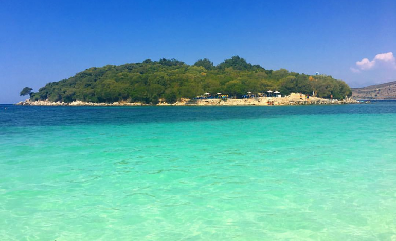 “MIRËSEVINI NË PARAJSË”/ FOTO: Prezantuesja bullgare “marroset” pas Ksamilit. Poston në FB pamjet e…